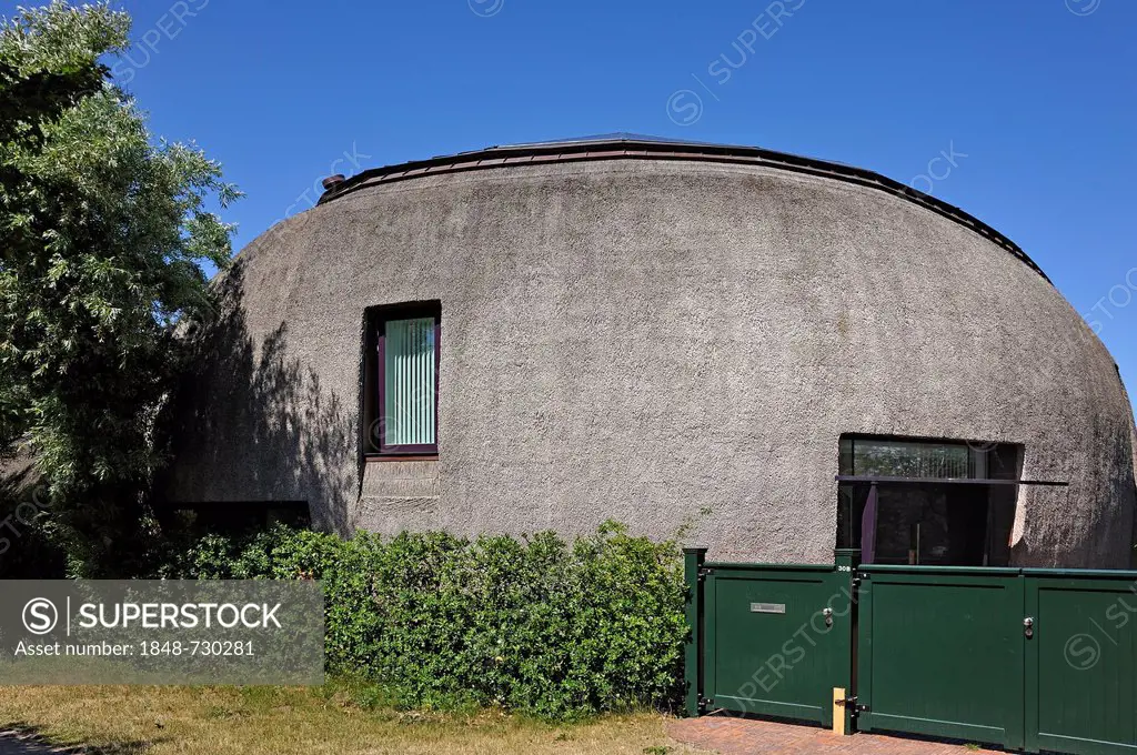 Architectural sculpture as a dwelling, an oval thatched house, Dorfstrasse street, Ahrenshoop, Darss, Mecklenburg-Western Pomerania, Germany, Europe