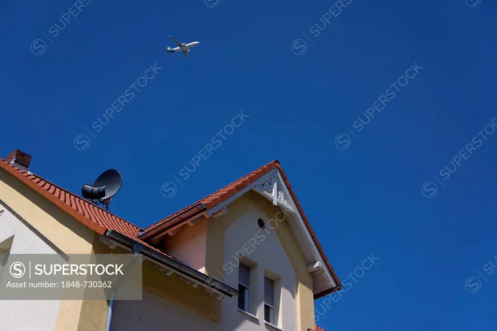 Landing aircraft approaching Frankfurt Airport above a house in Ruesselsheim, Hesse, Germany, Europe, PublicGround