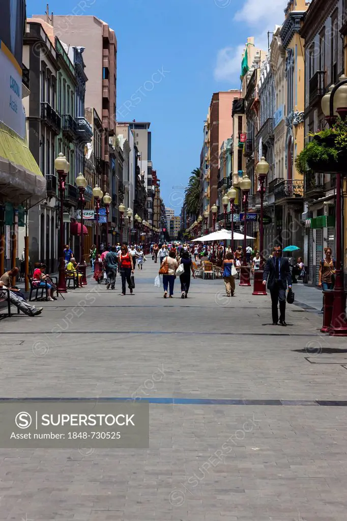 Main shopping street, Calle Tirana, historic town centre of Las Palmas, Gran Canaria, Canary Islands, Spain, Europe