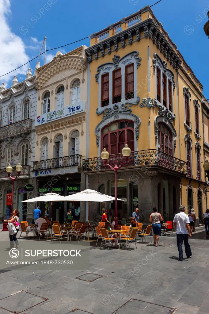 Cafe, old buildings, shopping street, Calle Tirana, historic town centre of Las Palmas, Gran Canaria, Canary Islands, Spain, Europe
