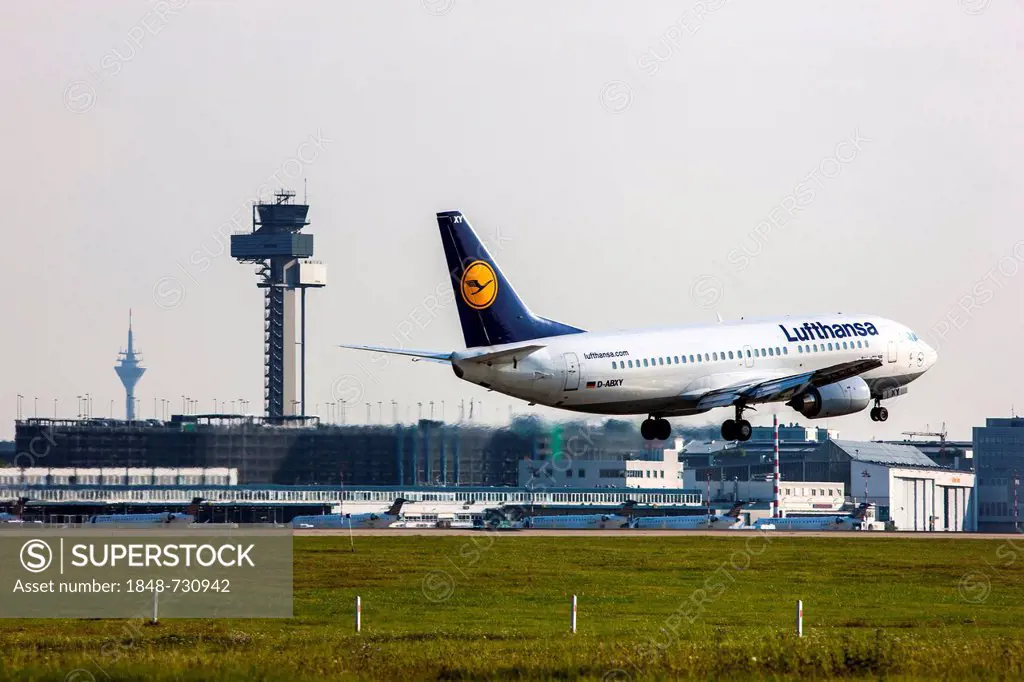 Lufthansa Boeing 737-300 landing at Duesseldorf International Airport, Duesseldorf, North Rhine-Westphalia, Germany, Europe