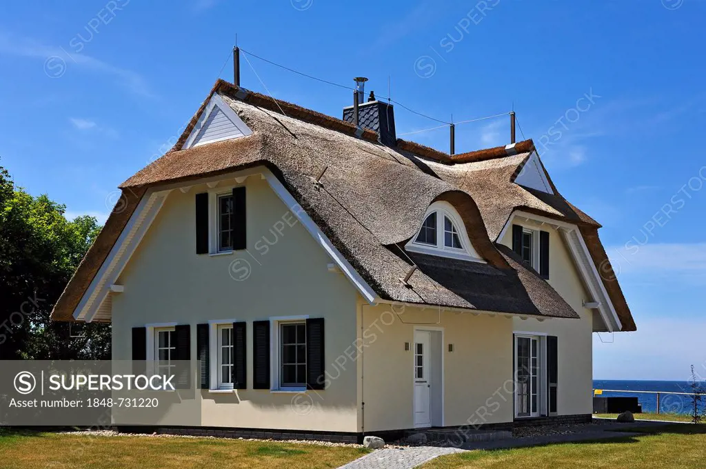 Newly finished detached house with thatched roof, Ahrenshoop, Darss, Mecklenburg-Western Pomerania, Germany, Europe