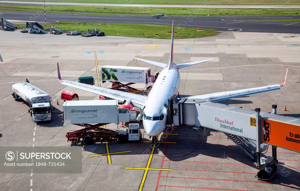 An Air Berlin Boeing 737 at the gate, check-in, loading, unloading, catering, refuelling, baggage loading, Duesseldorf International Airport, Duesseld...