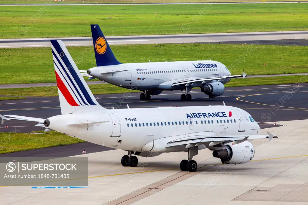 A Lufthansa Airbus A320 and an Air France Airbus A318, manoeuvring area of Duesseldorf International Airport, Duesseldorf, North Rhine-Westphalia, Ger...