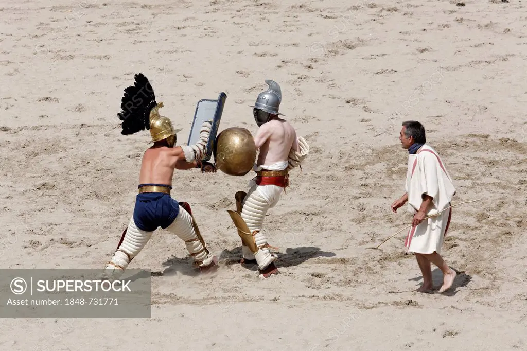 Thraex versus Hoplomachus, a gladiator fight, exhibition fight, Familia Gladiatoria Pulli Cornicinis by Marcus Junkelmann, Roemerfest festival 2012, s...