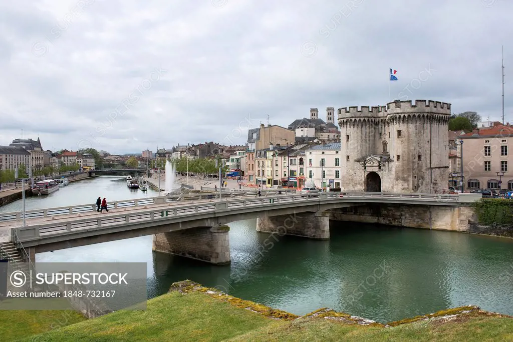The Maas river with a road bridge, historical town gate and houses on the waterfront, Verdun, Lorraine, France, Europe