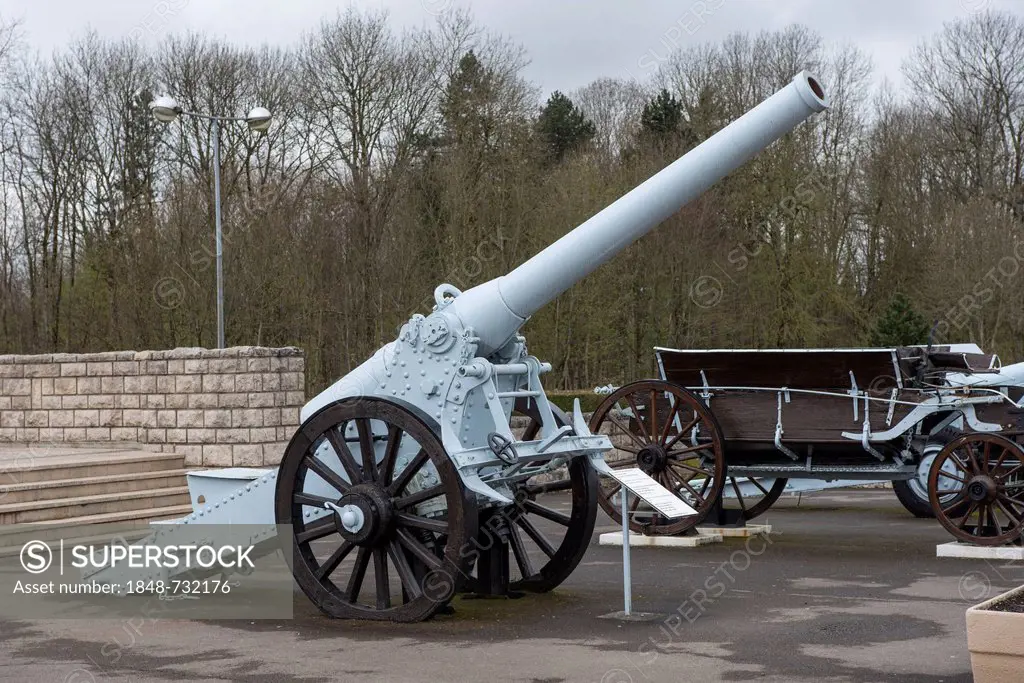 French de Bange cannon in front of the memorial for the Battle of Verdun, First World War, Verdun, Lorraine, France, Europe