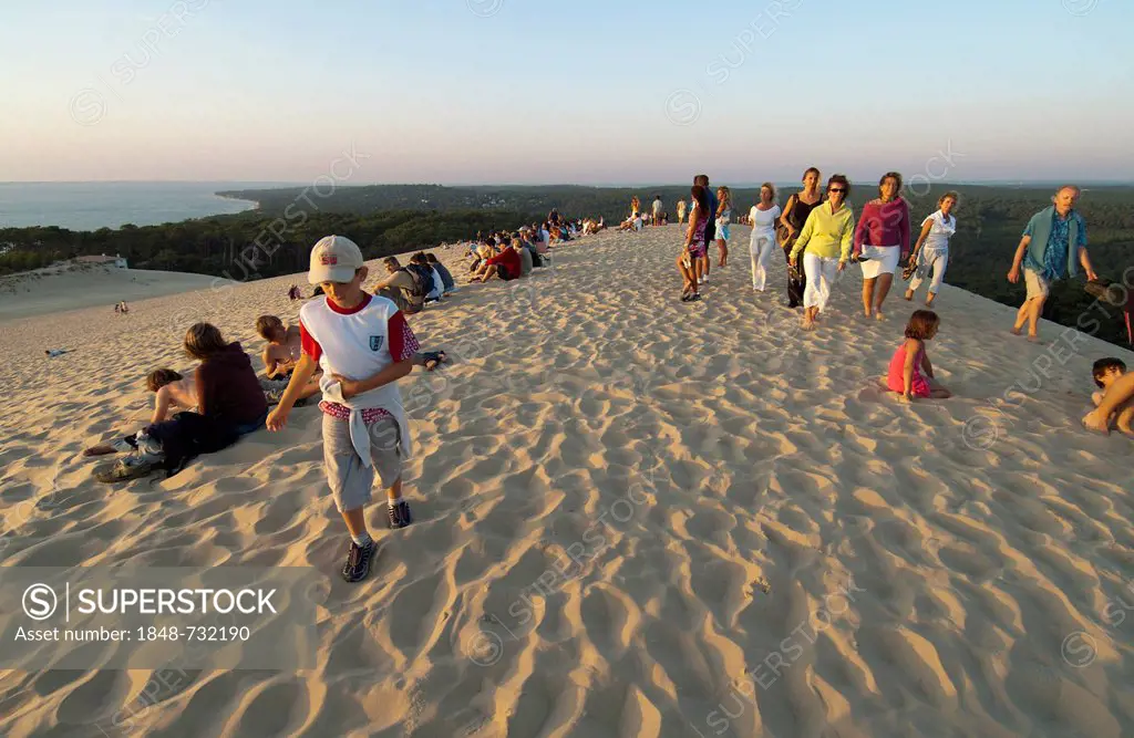 Tourists on the Dune du Pyla at sunset, Arcachon, Département Gironde, Aquitaine, France, Europe