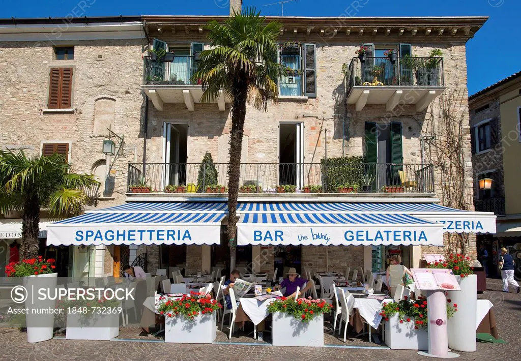 Street café in Sirmione, Lake Garda, Italy, Europe