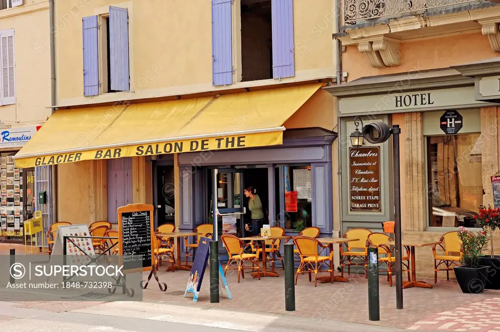 Restaurant in Remoulins, Gard, Languedoc-Roussillon, Southern France, France, Europe, PublicGround