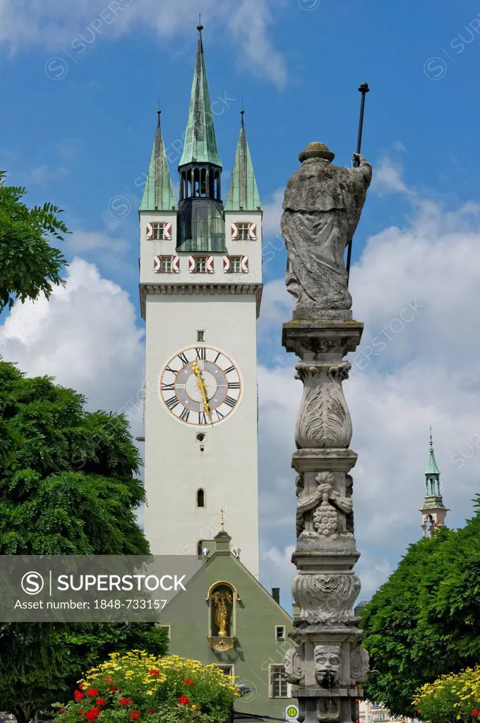 City Tower and the column of Jacob's Fountain in Stadtplatz square, Ludwigsplatz square, Straubing, Lower Bavaria, Bavaria, Germany, Europe
