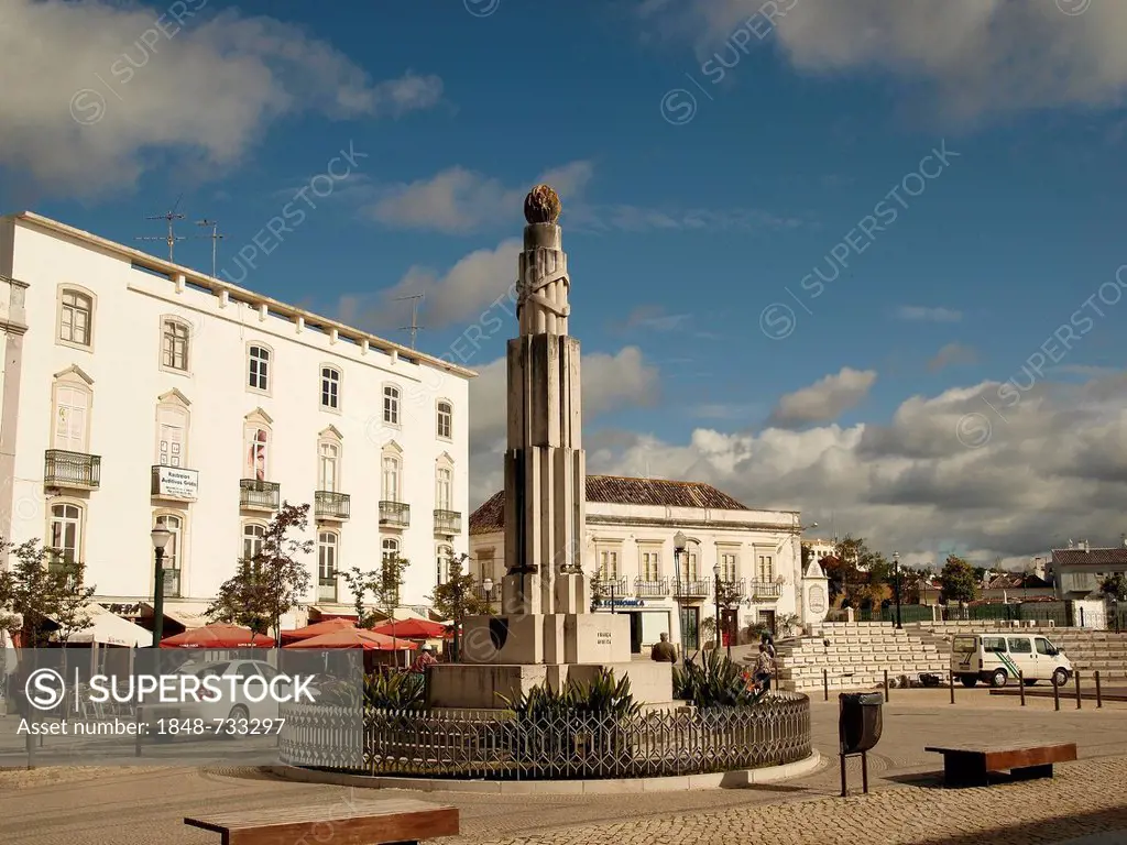War memorial Monument de la place de la république in Tavira, Algarve, Portugal, Europe