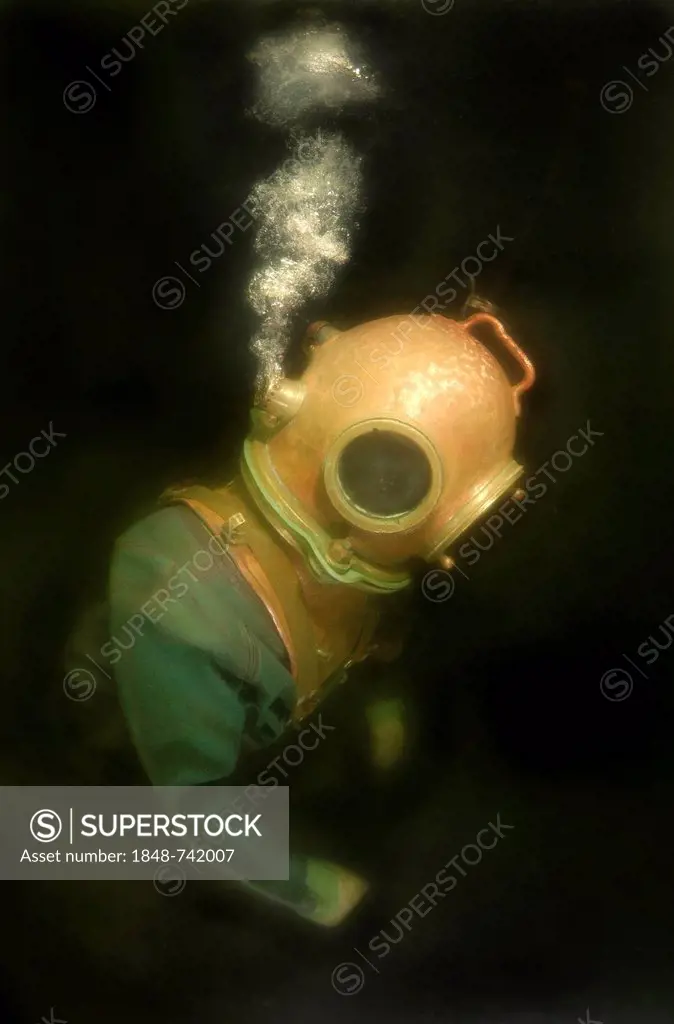 Professional diver checking pipeline, Sea of Japan, Primorsky Krai, Vladivostok, Russian Federation, Eurasia