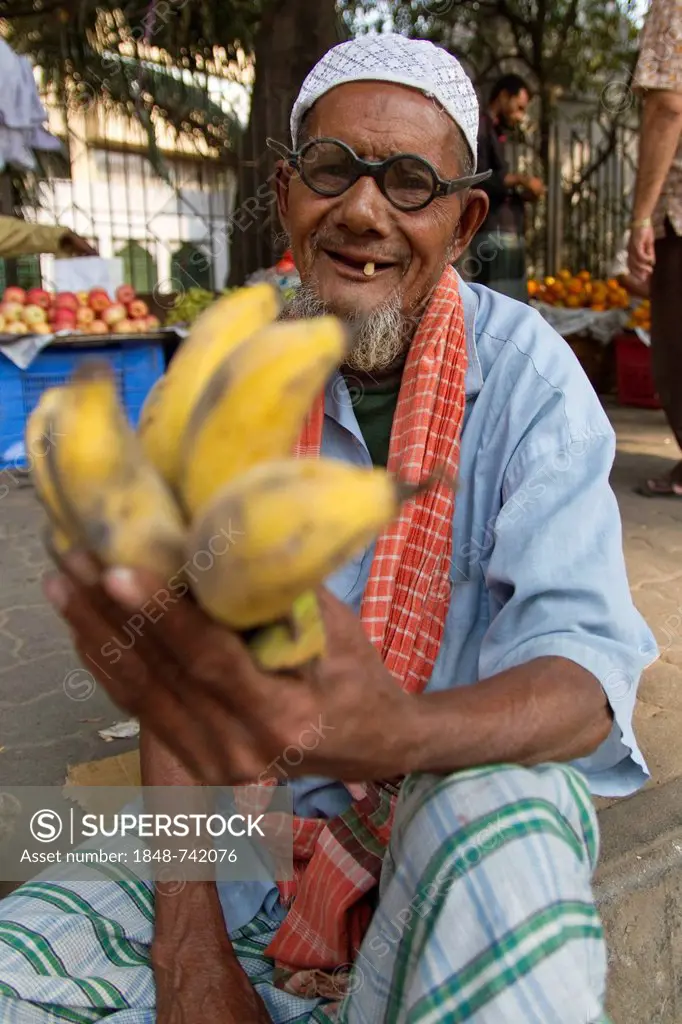 Elderly man selling bananas on the roadside, Dhaka, Bangladesh, South Asia, Asia