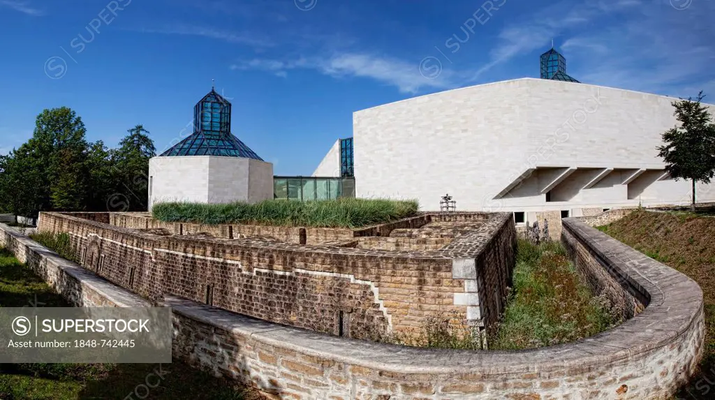 Modern museum building, Musée d'Art Moderne Grand-Duc Jean, Mudam or Pei Museum and the historic old fortress of Fort Thuengen or Draei Eechelen, Euro...