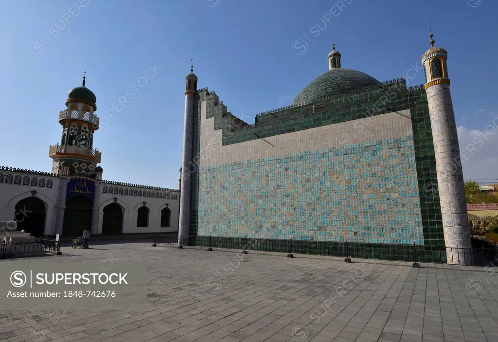 The mosque and the mausoleum at the royal Hami mausoleum, an Uyghur king's grave, historical Silk Road, Kumul, Uyghurs, Xinjiang region, China, Asia