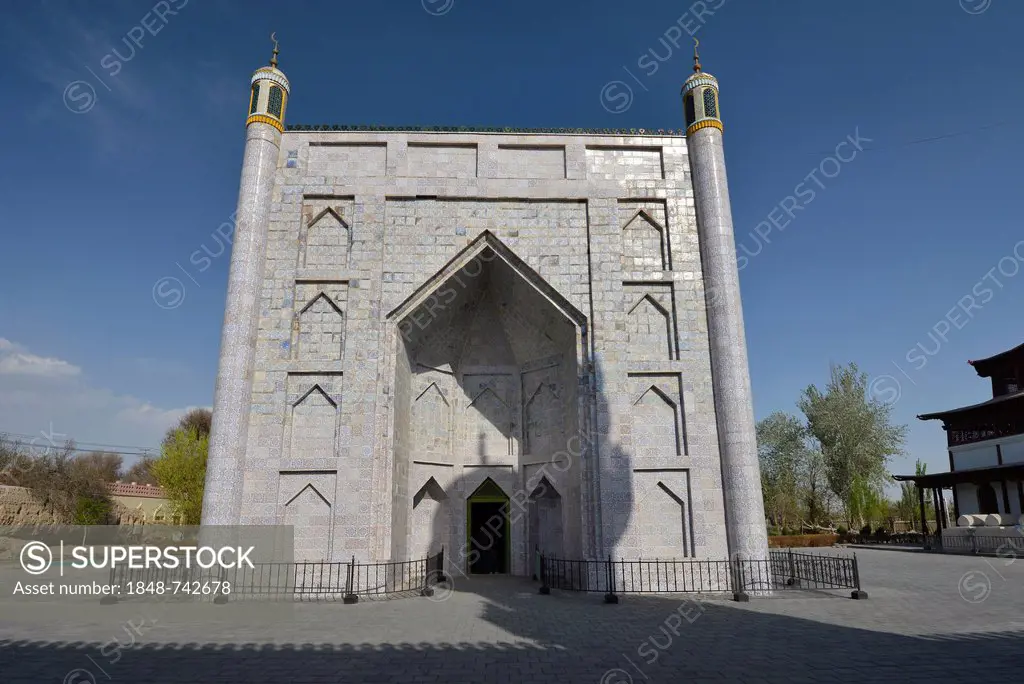 The mosque and the mausoleum at the royal Hami mausoleum, an Uyghur king's grave, historical Silk Road, Kumul, Uyghurs, Xinjiang region, China, Asia