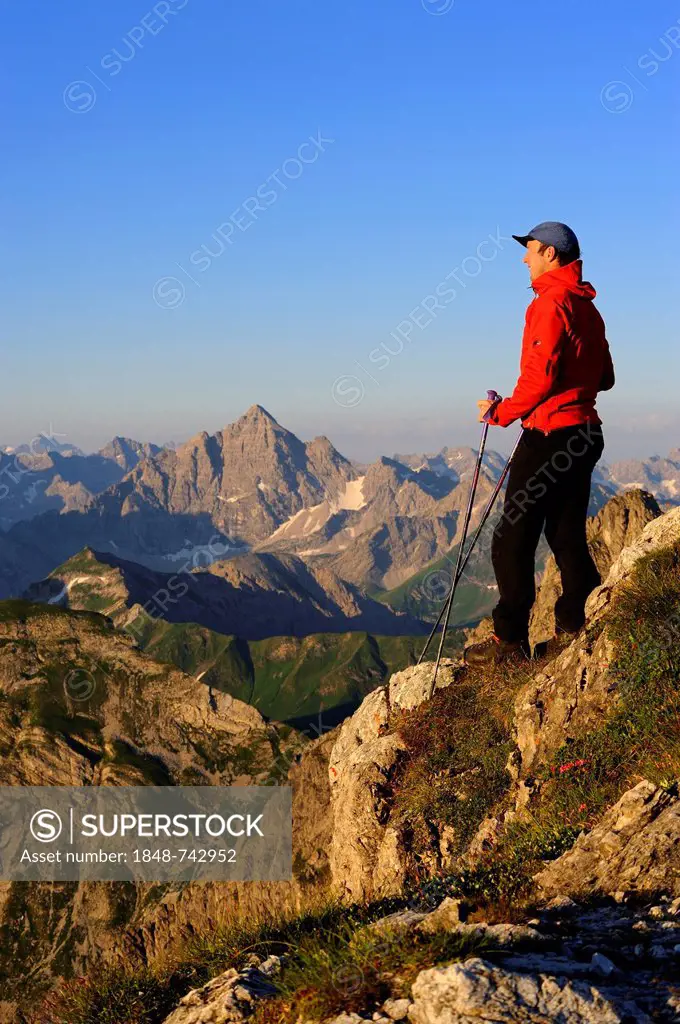 Mountain climber with a mountain panorama, Geisshorn Mountain, Tannheim Valley, Tyrol, Austria, Europe