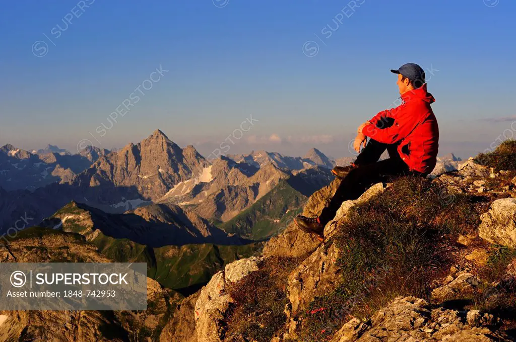 Mountain climber with a mountain panorama, Geisshorn Mountain, Tannheim Valley, Tyrol, Austria, Europe