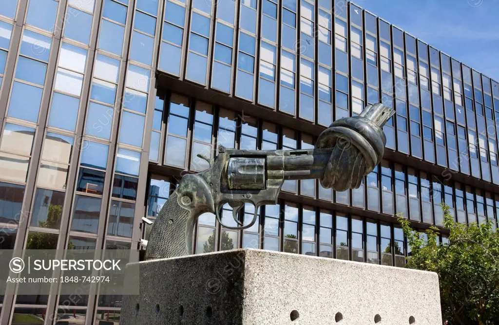 The Knotted Gun or Non Violence, a monument by Carl Frederick Reuterwaerd, Jean Monnet Building of the European Commission, European quarter, Kirchber...