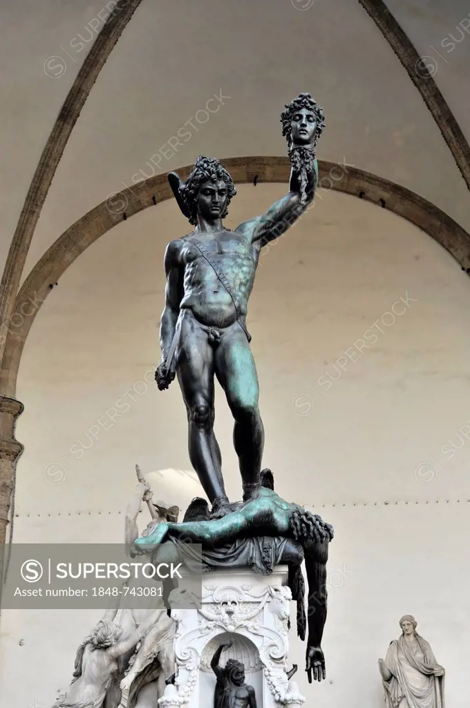 Perseus holding the head of Medusa, statue by Benvenuto Cellini, statue in Piazza della Signoría, Florence, Tuscany, Italy, Europe