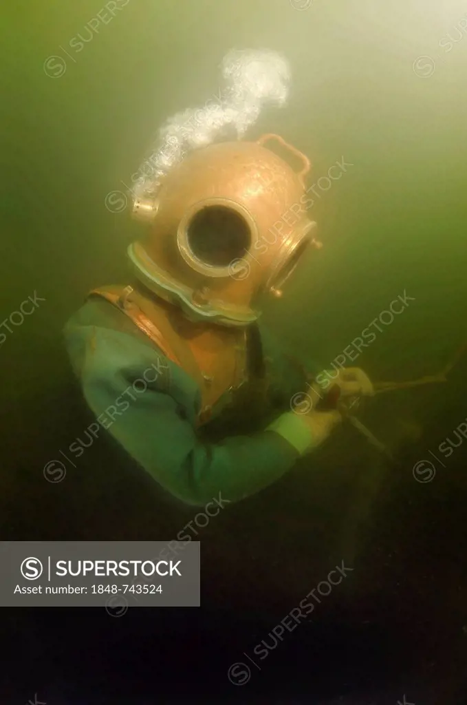 Professional diver checking pipeline, Sea of Japan, Primorsky Krai, Vladivostok, Russian Federation, Eurasia