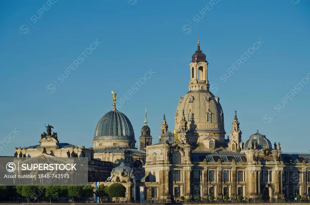 Part of the Bruehlsche Terasse, the Akademie der Kuenste and the Frauenkirche, seen across the river Elbe from the bridge Carolabrücke. Dresden , Germ...