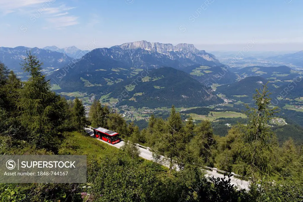 Bus on Kehlsteinstrasse, view from Kehlstein Mountain towards Untersberg, Berchtesgaden, Berchtesgaden Alps, Upper Bavaria, Bavaria, Germany, Europe
