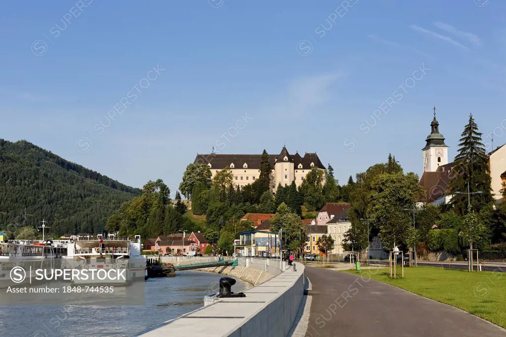 Danube river, Greinburg Castle and Donaulaende park with floodwalls, Grein, Muehlviertel region, Upper Austria, Austria, Europe
