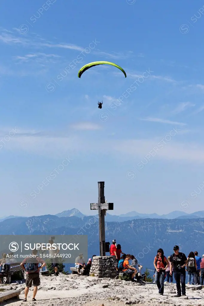 Paraglider paragliding over the summit cross of Kehlstein Mountain, Berchtesgaden, Berchtesgadener Land, Upper Bavaria, Bavaria, Germany, Europe