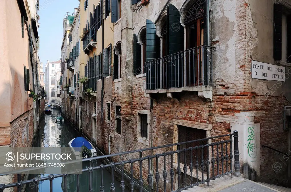 Houses, Ponte del Cristo o del Tentor, bridge over the canal Rio de la Pergola o Ca' Pesaro, Santa Croce quarter, Venice, Venezia, Veneto, Italy, Euro...