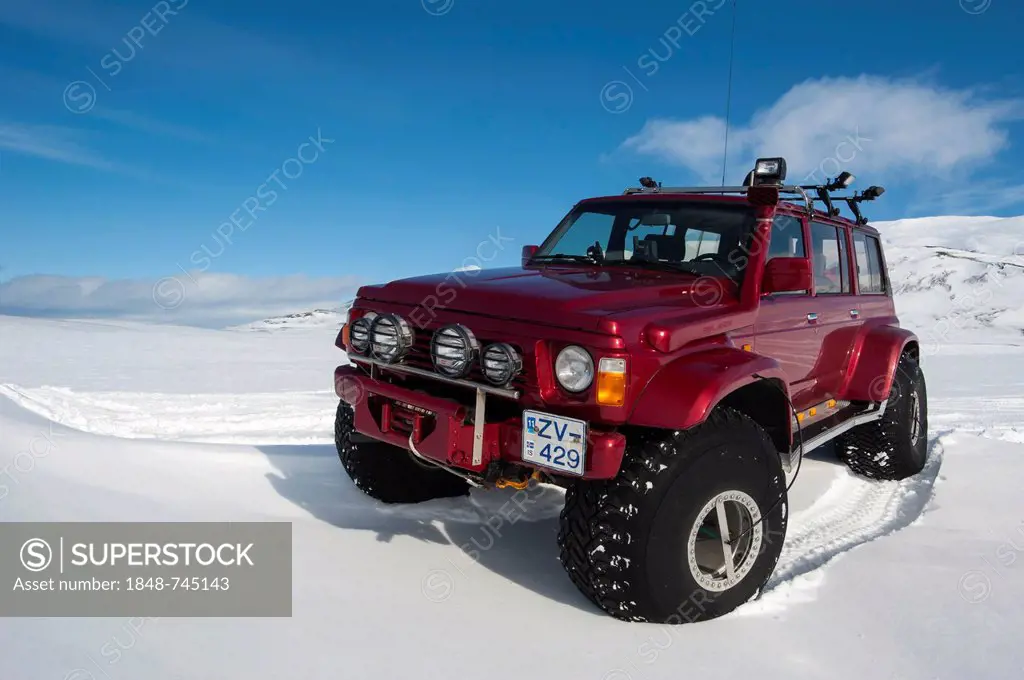 Super Jeep in a winter landscape, Vatnajoekull Glacier, Icelandic Highlands, Iceland, Europe