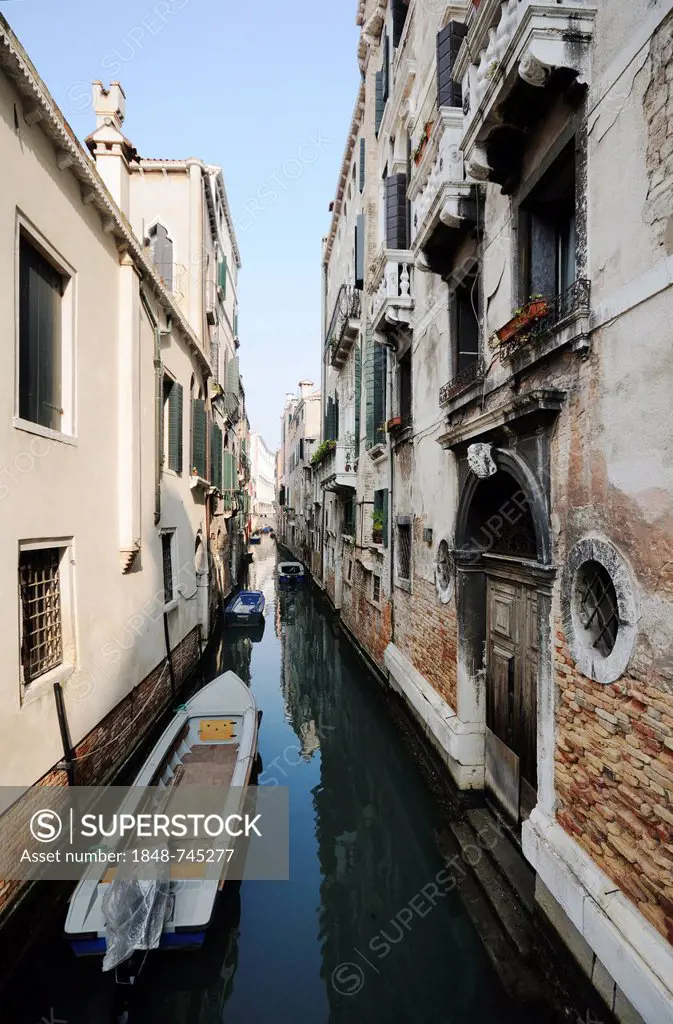 Palazzo Manzoni along a narrow canal, Rio de le Do Torre, Venice, Venezia, Veneto, Italy, Europe