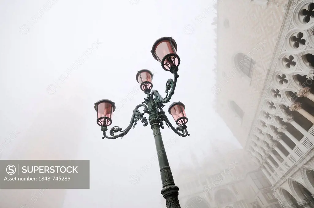 Street lantern, Doge's Palace, Palazzo Ducale in the fog, Piazzetta San Marco, St. Mark's Square, Venice, Venezia, Veneto, Italy, Europe