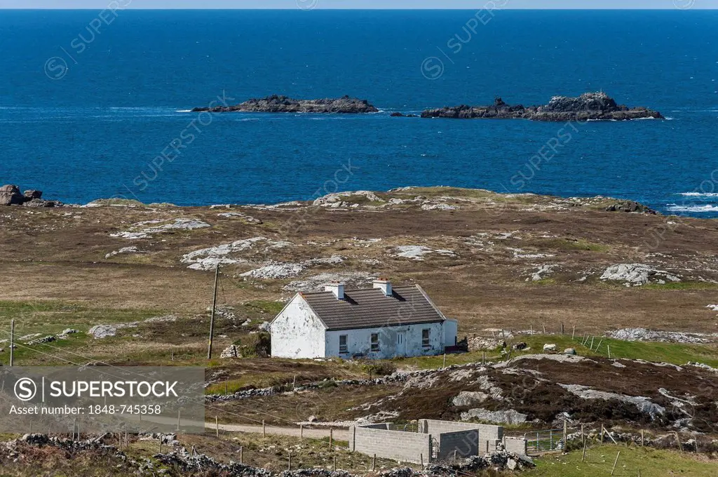 Coastal landscape with typical Irish house, Atlantic Drive, Letterkenny, County Donegal, Republic of Ireland, Europe