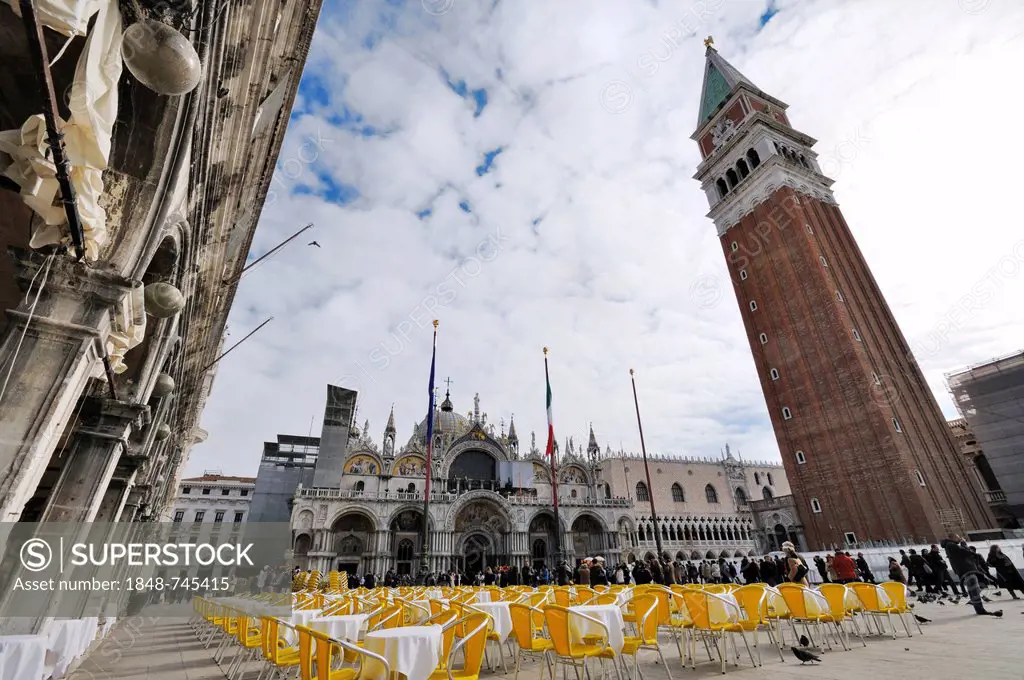 Chairs and tables on St. Mark's Square, St. Mark's Basilica and St Mark's Campanile, Venice, Venice, Veneto, Italy, Europe