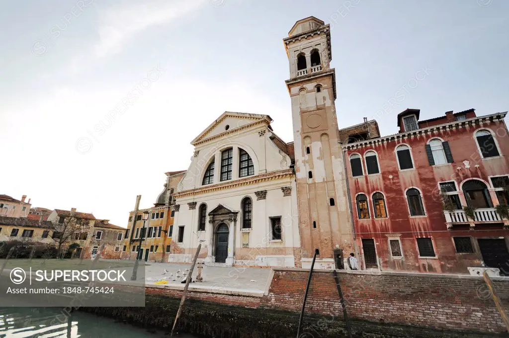 Church of San Trovaso on the canal Rio San Trovaso, Campo San Trovaso, Dorsoduro quarter, Venice, UNESCO World Heritage Site, Veneto, Italy, Europe