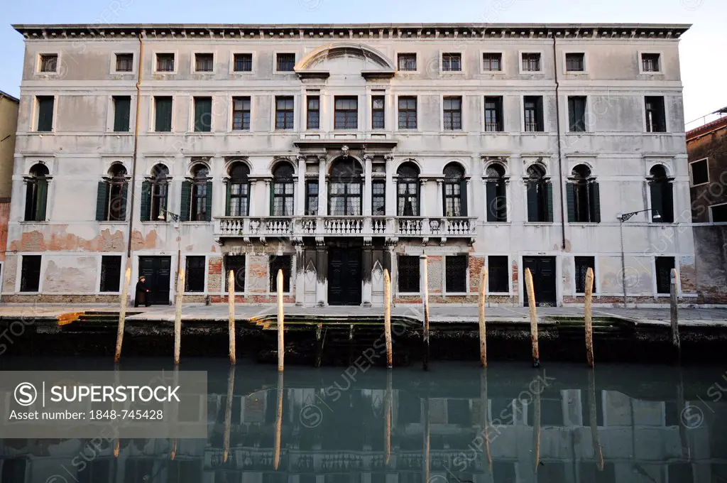 Palazzo on the canal, Dorsoduro quarter, Venice, Venezia, Veneto, Italy, Europe