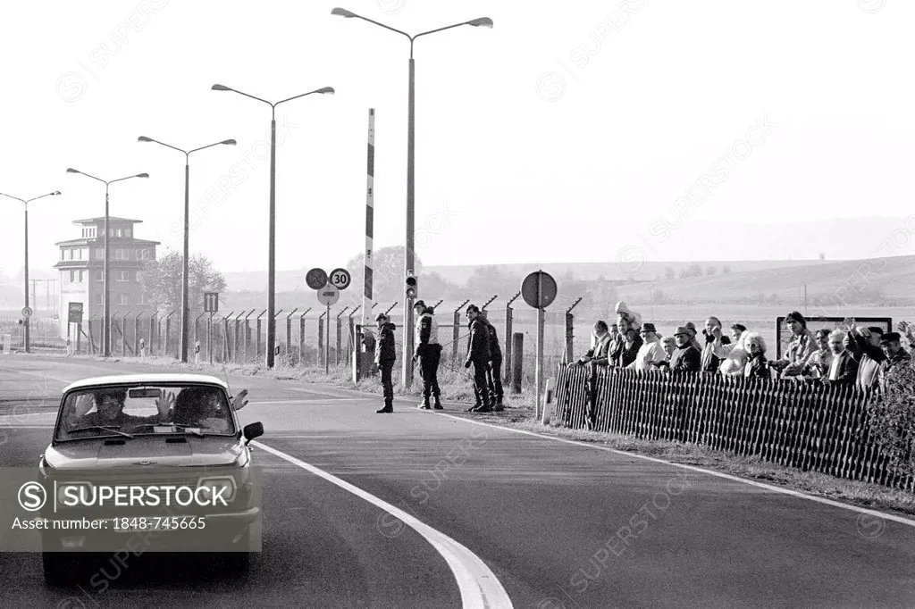 Open inner-German border between Lower Saxony and the district of Erfurt, Thuringia, in the morning after the opening of the border was announced, GDR...