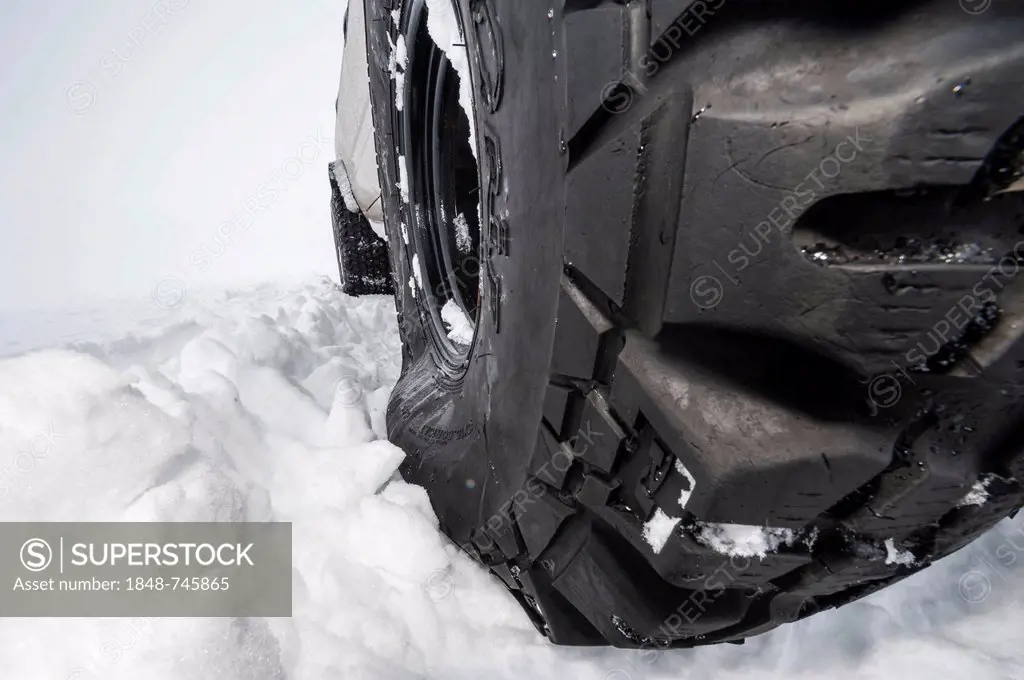 Super Jeep tyres with low air pressure for better grip on snow, Iceland, Europe