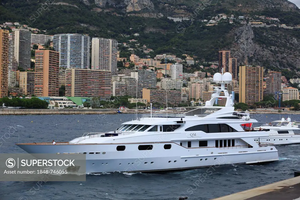 QM of London, a cruiser built by Benetti, length 49.68 meters, built in 1998, approaching Port Hercule, Monaco, French Riviera, Mediterranean Sea, Eur...