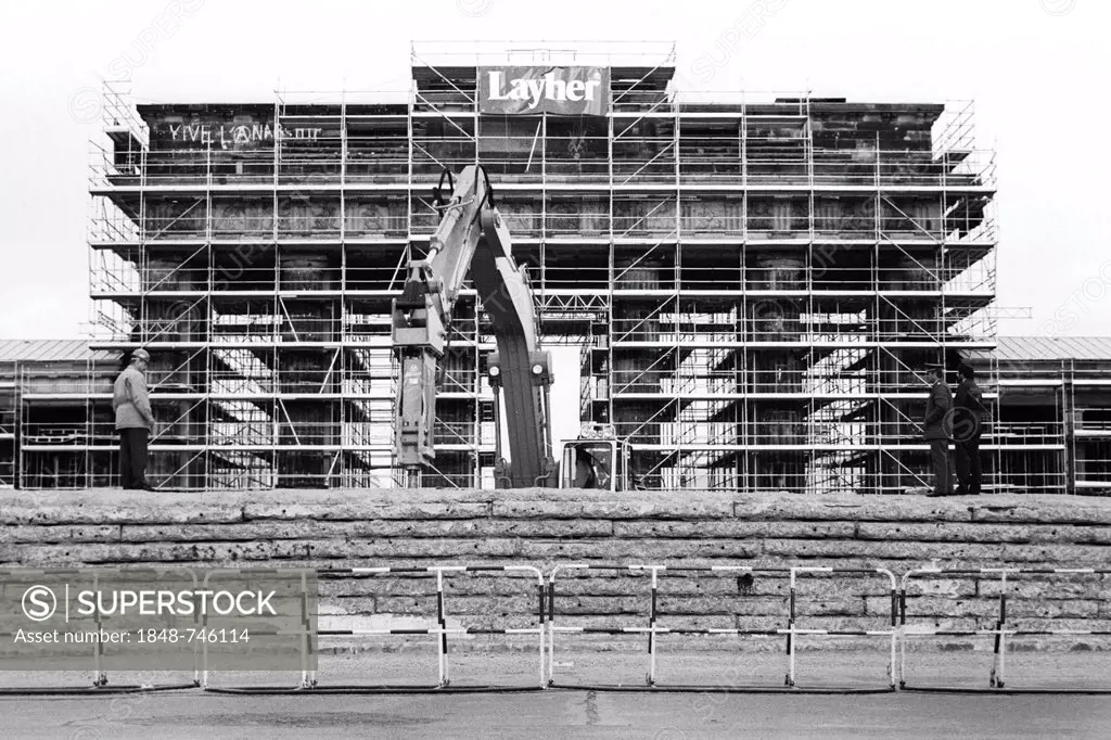 The start of the demolition of the Berlin Wall at the Brandenburg Gate, Berlin, Germany, Europe
