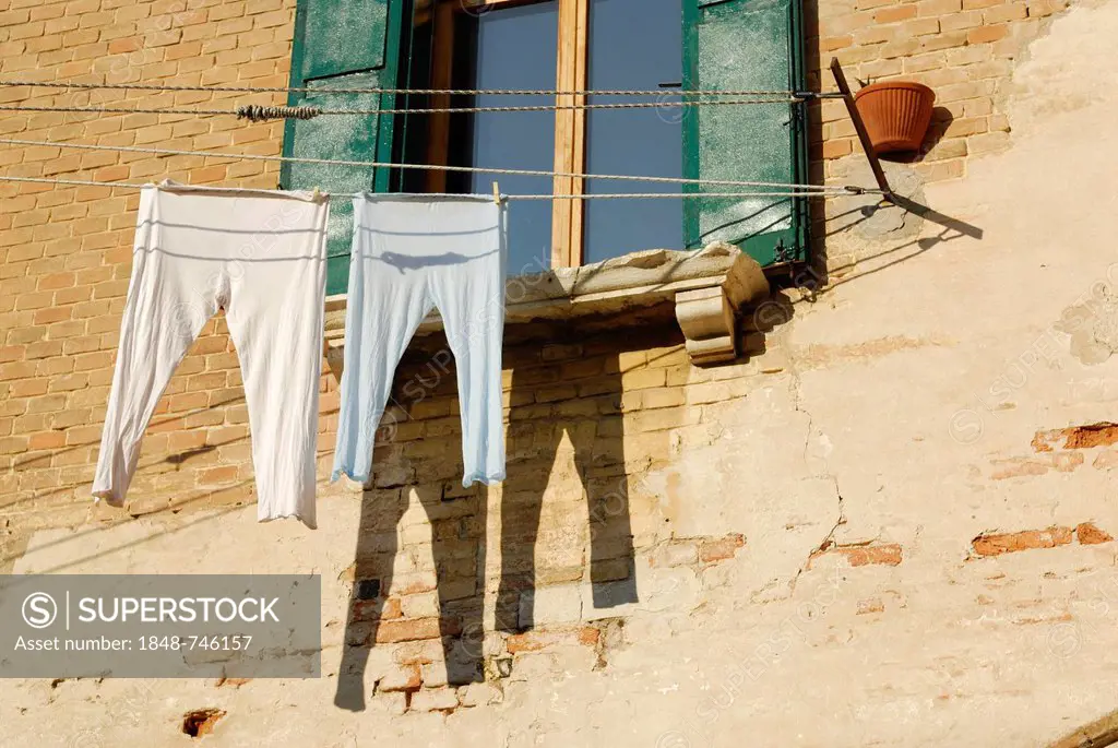 Laundry on a clothesline, Castello quarter, Venice, Venezia, Veneto, Italy, Europe