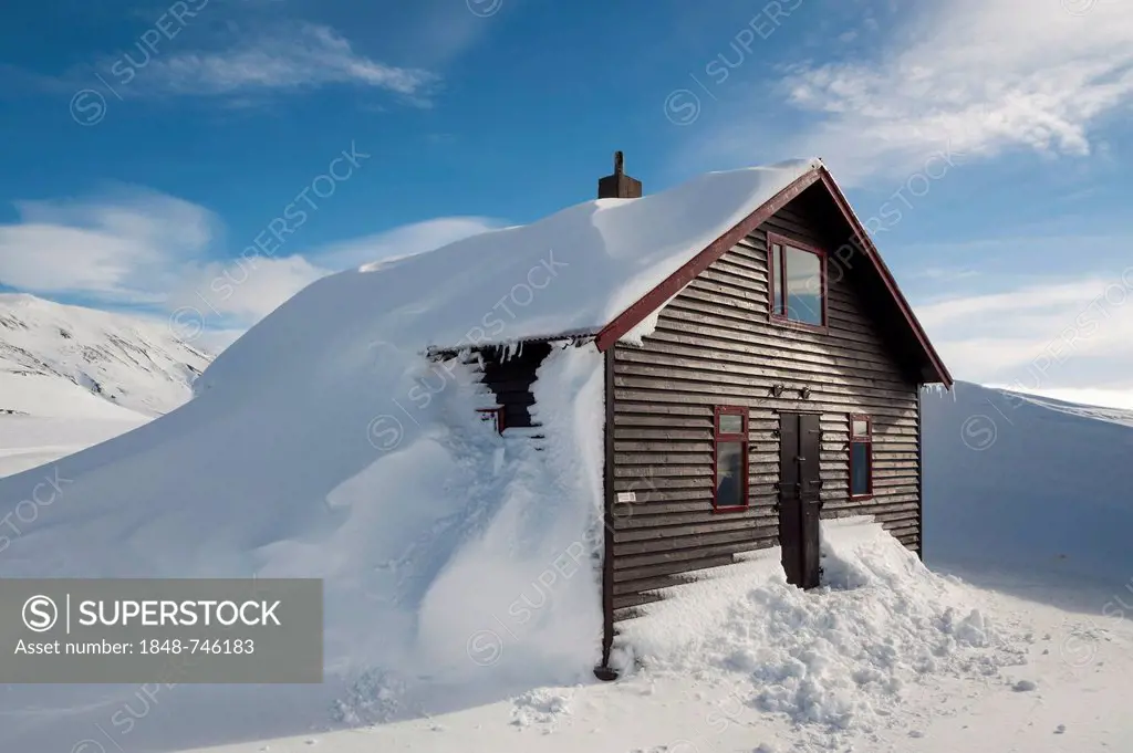Snow-covered Nýidalur Hut, Vatnajoekull Glacier, Icelandic Highlands, Iceland, Europe