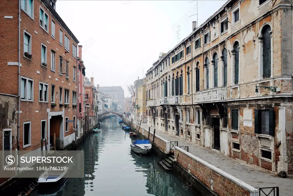 Boats, bridge, houses along a canal, Rio Santa Caterina, Fondamenta Zen, Cannaregio, Venice, Venezia, Veneto, Italy, Europe