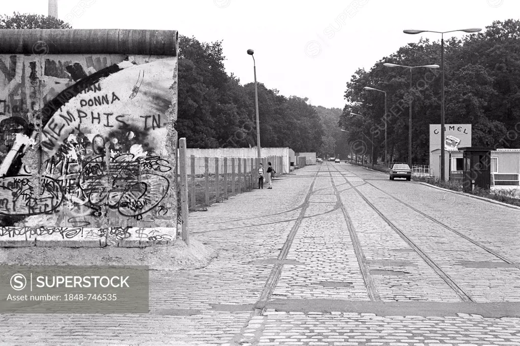 Remains of the Berlin Wall on Puschkinallee road between Kreuzberg and Treptow, view from the west, Berlin, Germany, Europe