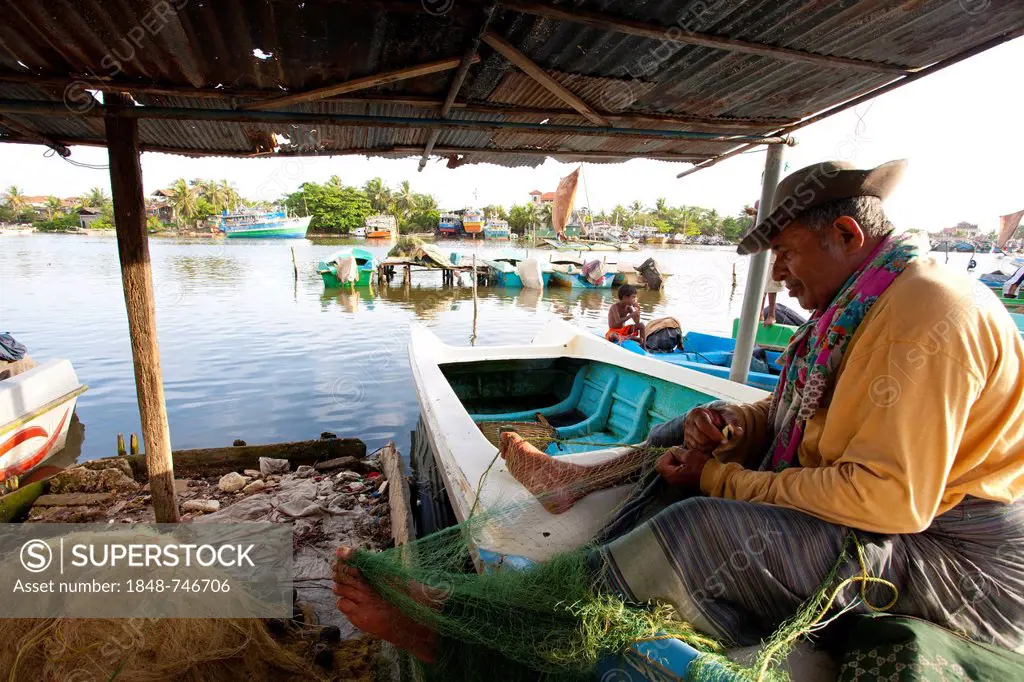 Fisherman repairing a net, Negombo, Sri Lanka, Asia