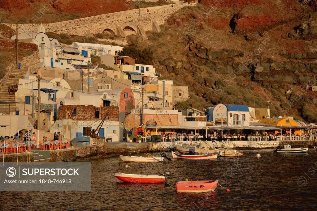 Fishing boats in the harbour of Ammoúdi, Ammoúdi Bay near Oia, Santorini, Cyclades, Greek island, Greece, Europe