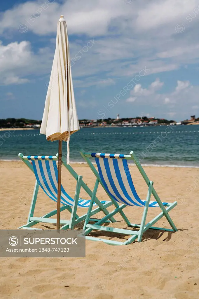 Deck chairs on the sandy beach of Saint-Jean-de-Luz, French Atlantic Coast, Aquitaine, Département Pyrénées-Atlantiques, France, Europe