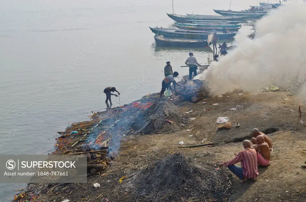 Minor cremation ghat at river Ganges near Tulsi Ghat, Varanasi, India, Asia